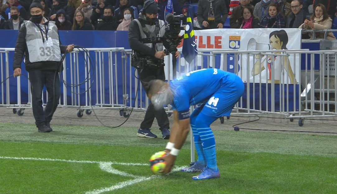 Trận đấu giữa Lyon vs Marseille bị hủy vì bạo loạn trên sân cỏ