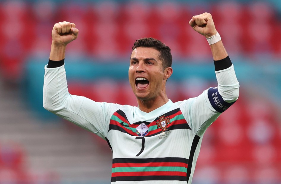 Ronaldo phá kỷ lục, vượt mốc 800 bàn thắng