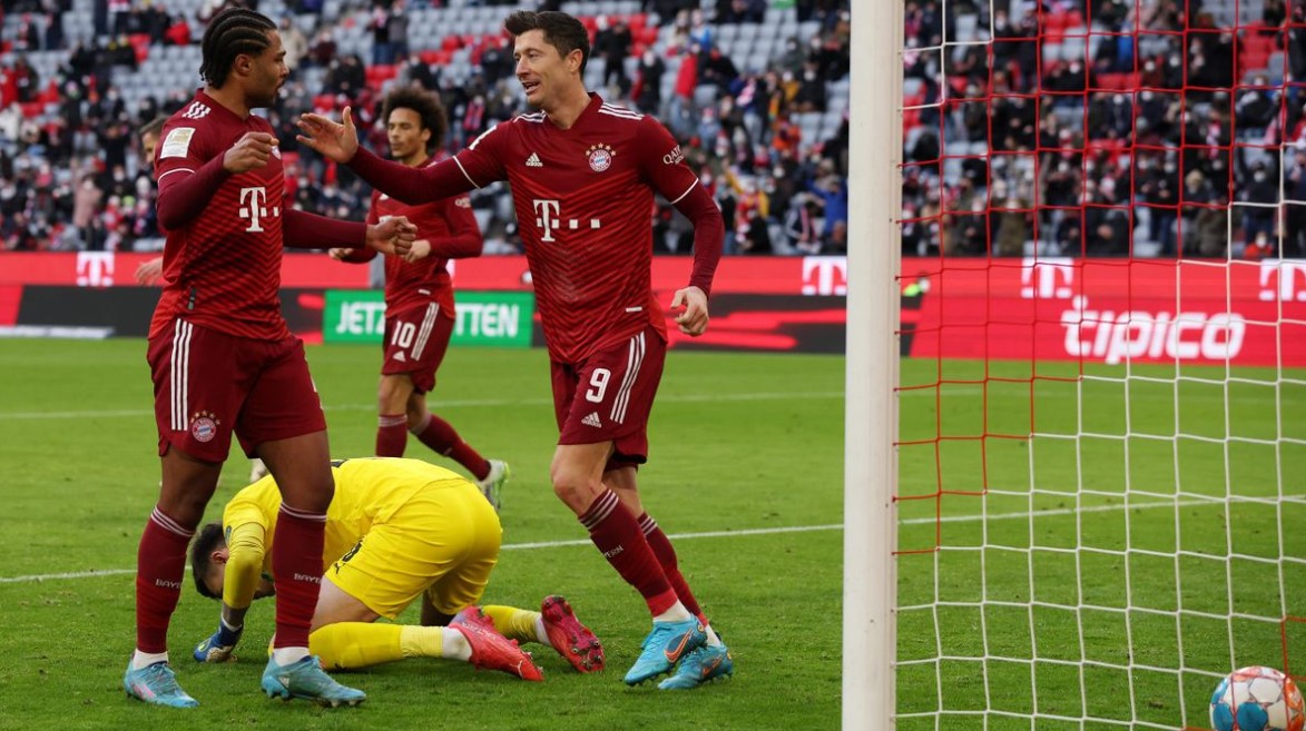 Nhờ bàn thắng “biếu không”, Bayern chắc chân ở hạng 1