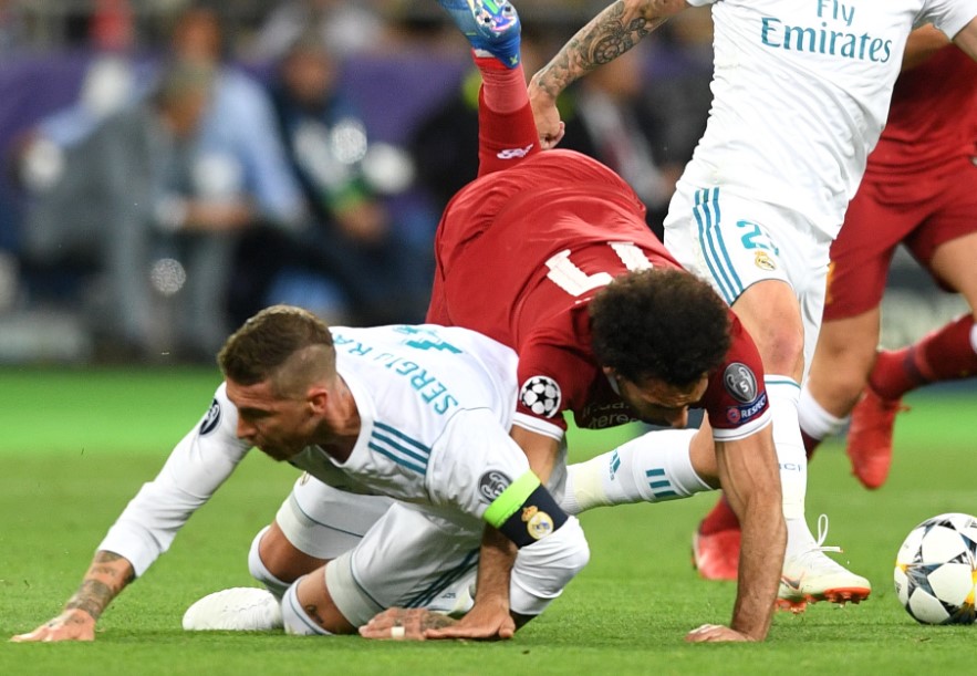 Chấn thương năm 2018 khiến Mohamed Salah phải rời sân trong nước mắt
