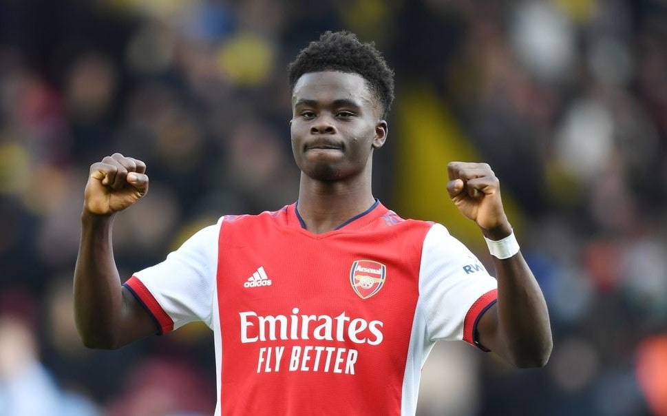 Bukayo Saka tạm hoãn ký hợp đồng mới với Arsenal
