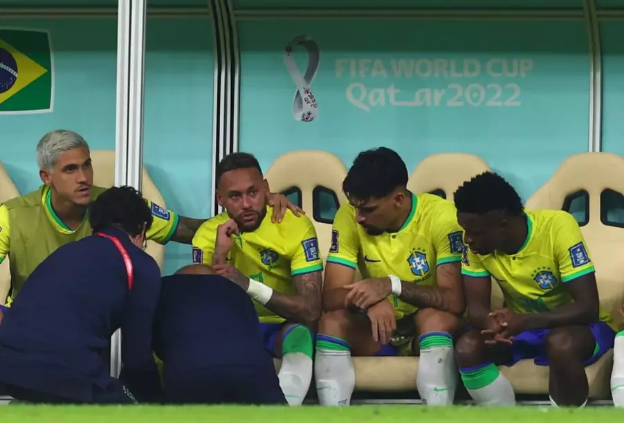"Chúng ta cần chờ đợi" - Bác sĩ của Brazil phản hồi về chấn thương của Neymar