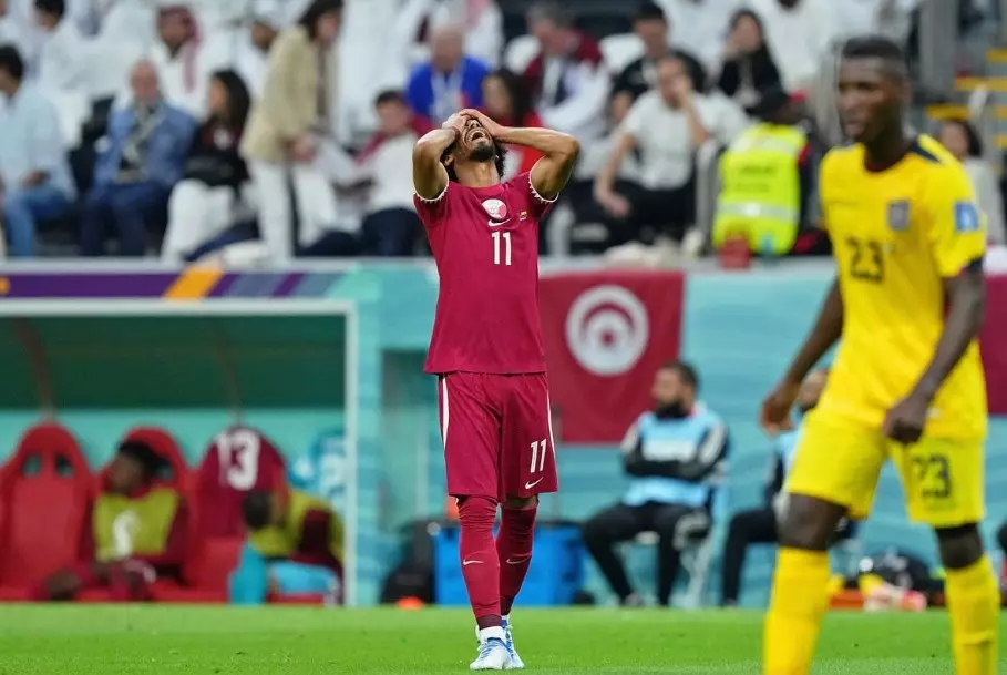 Qatar trở thành nước chủ nhà bị loại sớm nhất tại World Cup