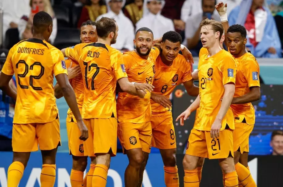 Hà Lan bước chân vào vòng 16 đội với tư cách đội đứng đầu bảng A