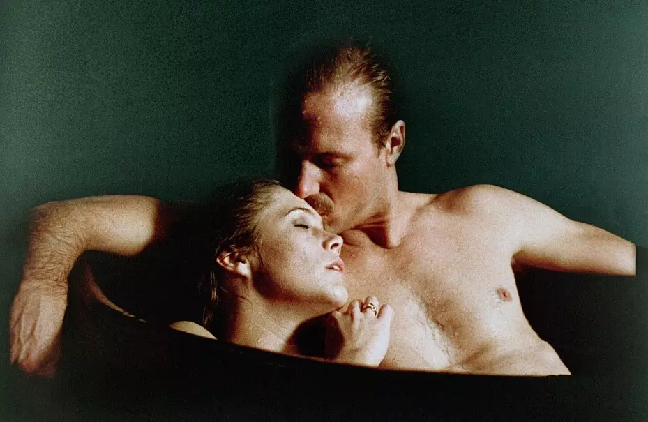 Phim Body Heat (1981) xoay quanh một luật sư và một phụ nữ xinh đẹp